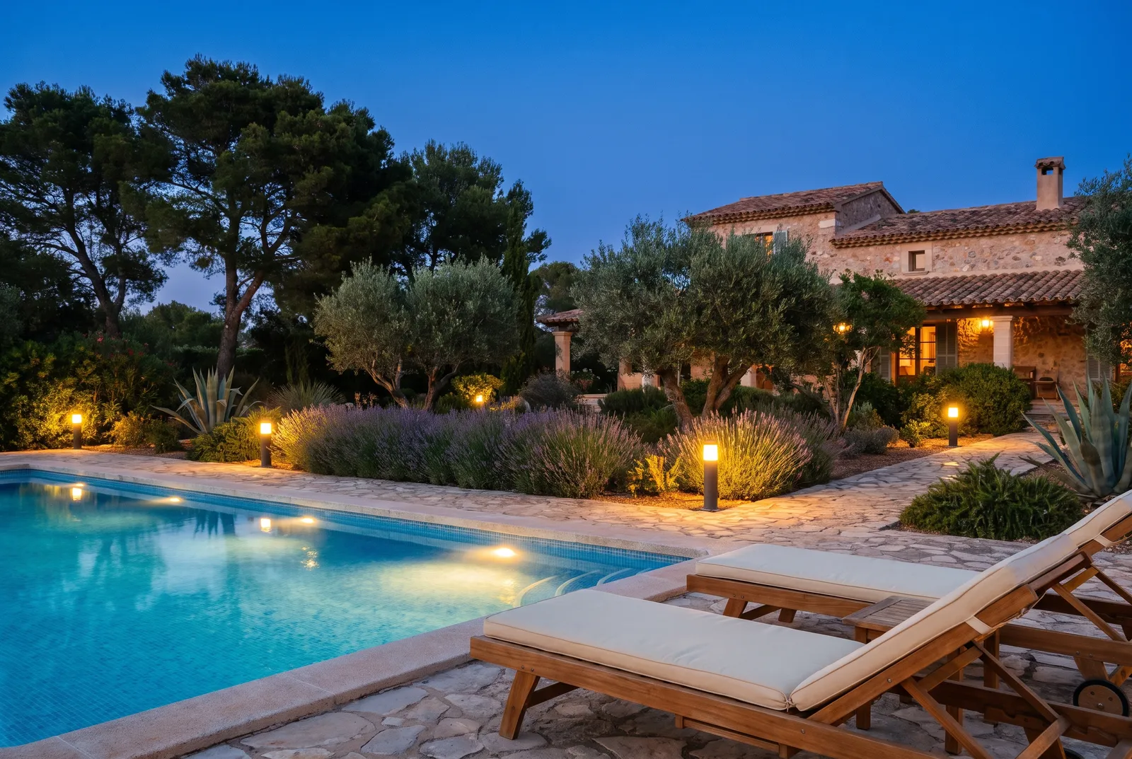 Iluminación de piscina y jardín — LED sumergido y balizas a normativa de zonas húmedas · Valldoreix