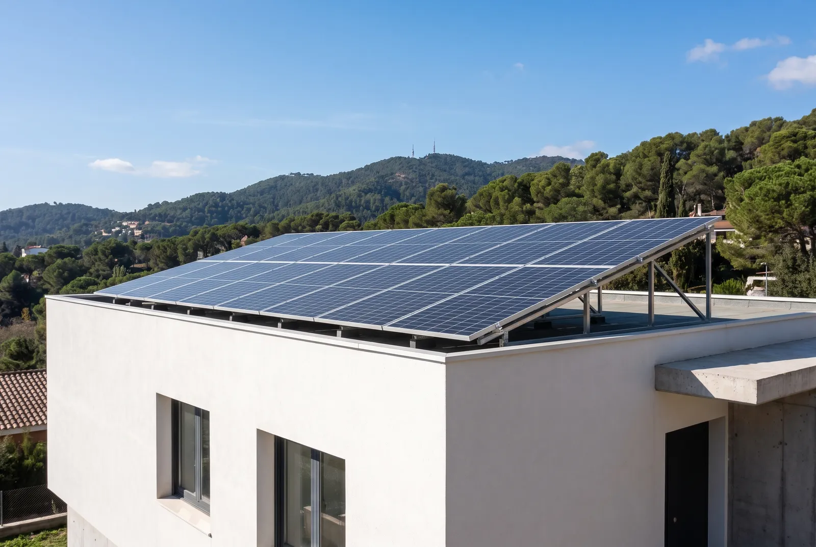 Fotovoltaica en tejado plano — Autoconsumo con compensación de excedentes · Mira-sol